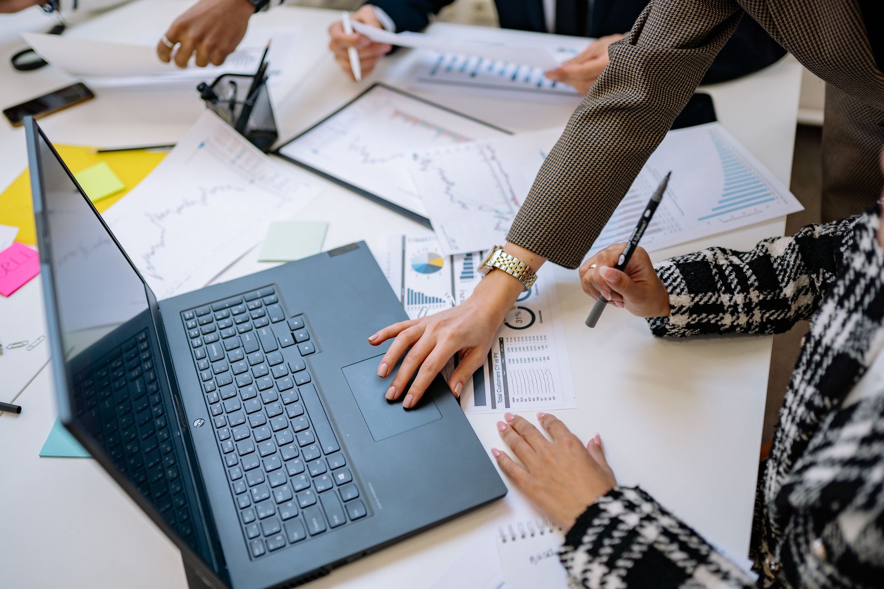 Équipe commerciale analysant ensemble un appel terminé