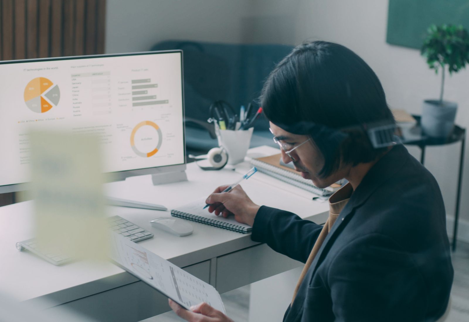 Professionnelle analysant les résultats d’un appel sur un écran