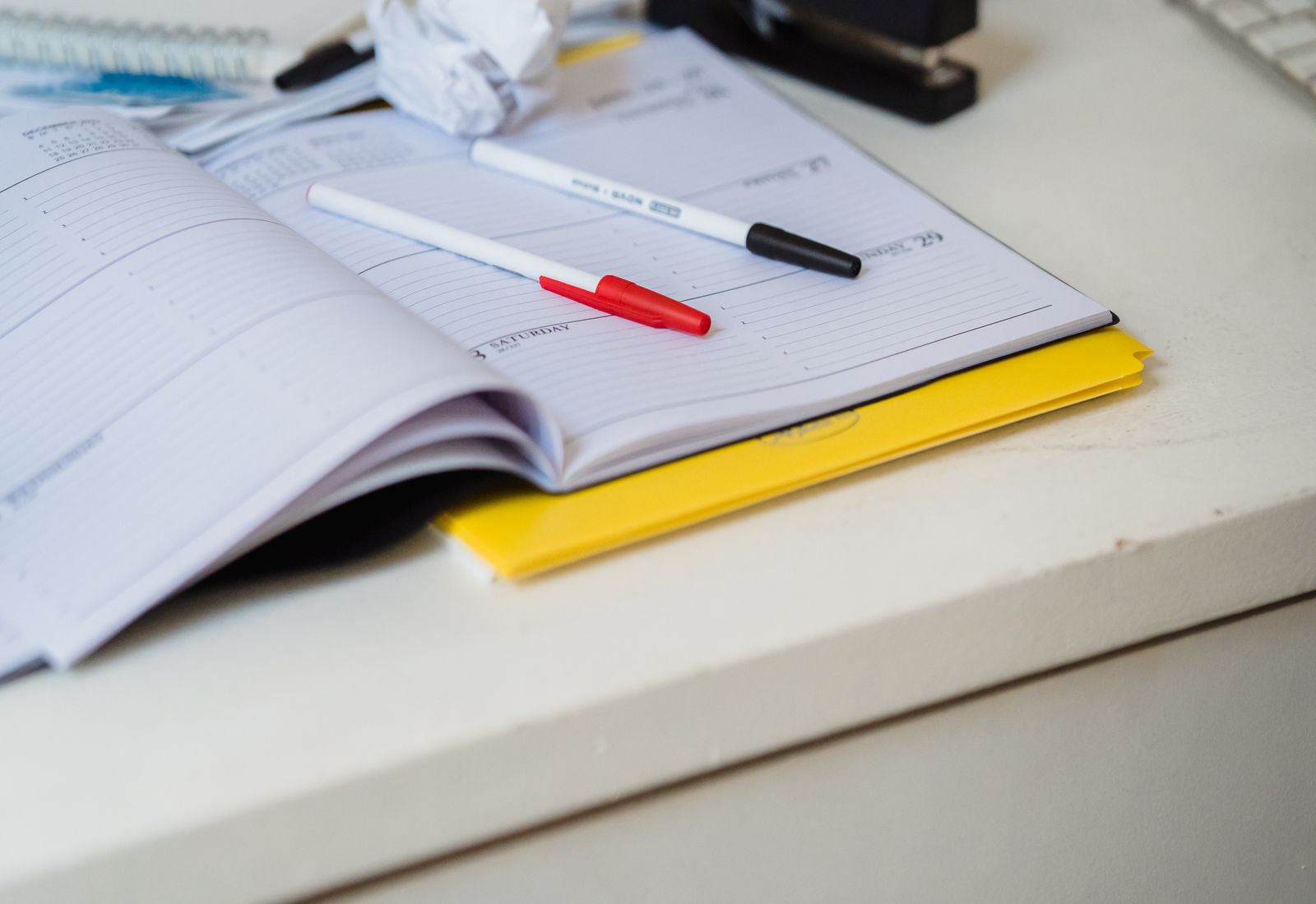 Agenda ouvert utilisé pour préparer un appel commercial