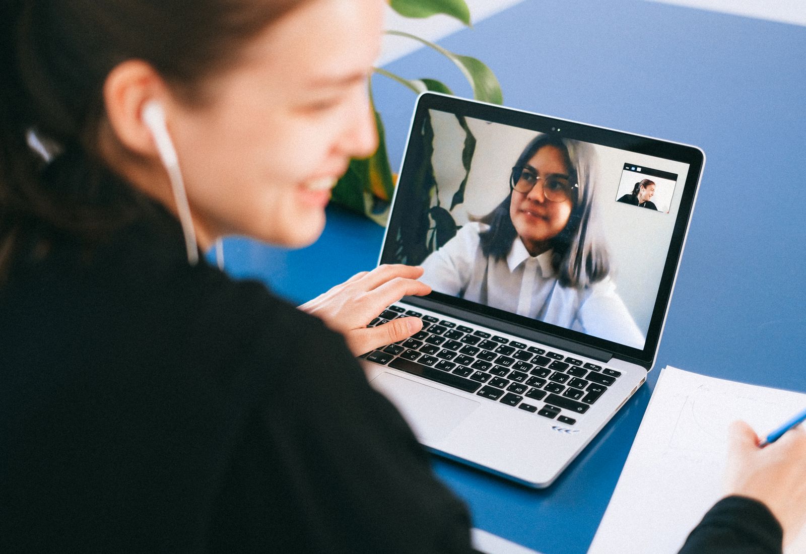 Commercial en conversation pendant un appel
